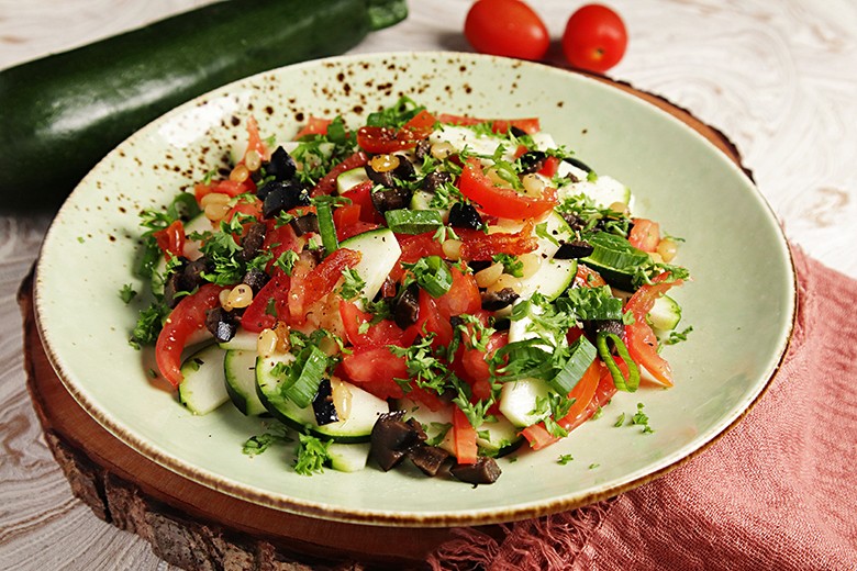 Zucchinisalat mit Tomaten