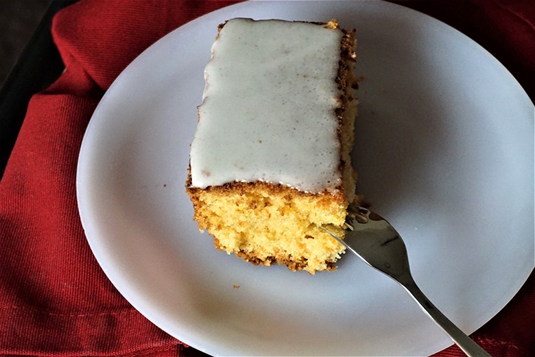 Zucchinikuchen mit Nüssen