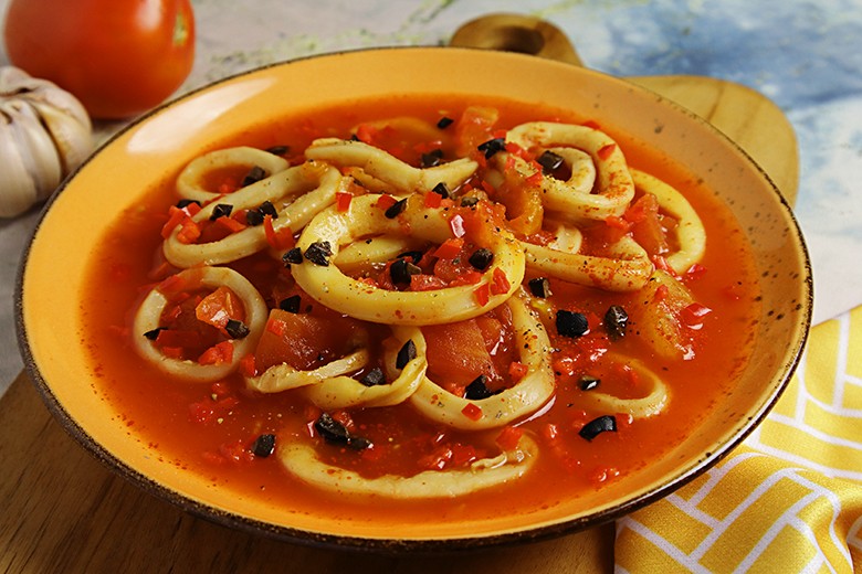 Tintenfischringe an Tomatensauce