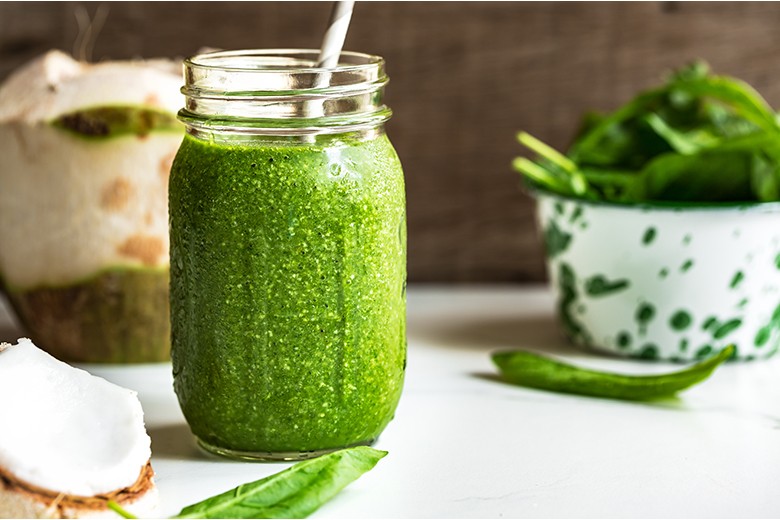 Grüner Smoothie mit Kokos