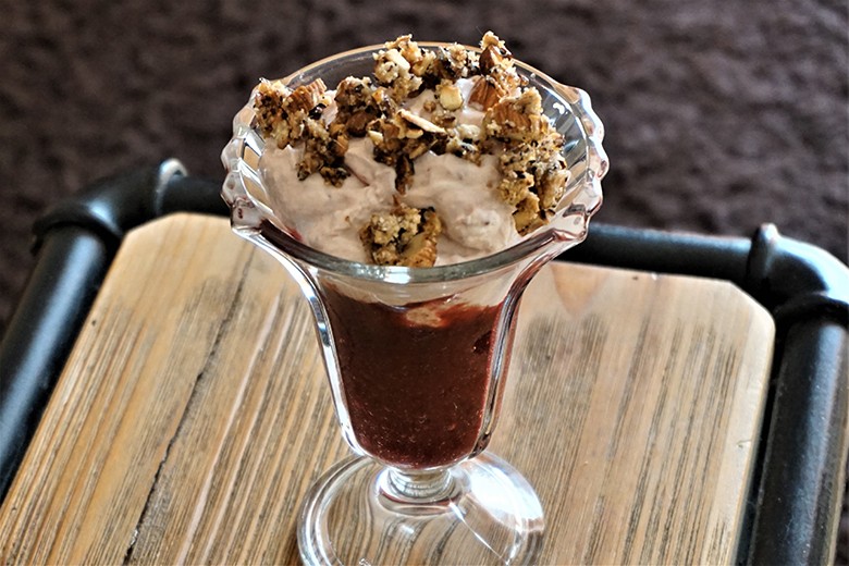 Knuspermüsli mit Quark und Zwetschgenkompott