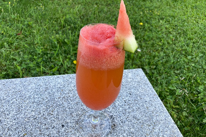 Roter Biercocktail