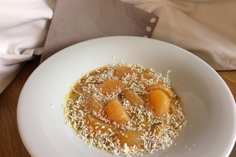 Frisches Mandarinenkompott mit Kokos