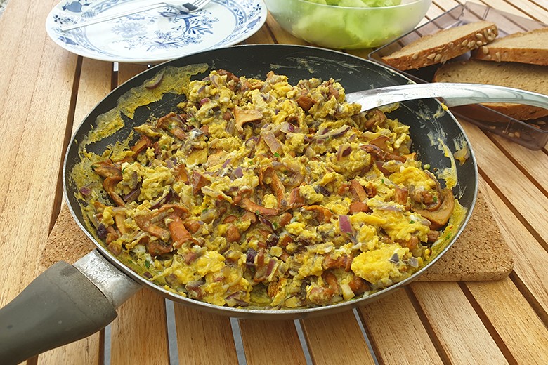 Rührei mit frischen Pfifferlingen