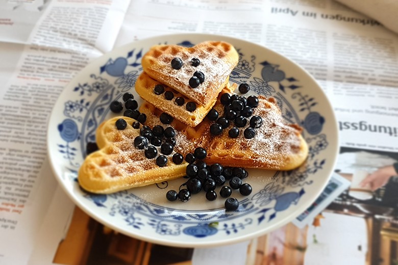 Super-Knusprige Waffeln mit Waldheidelbeeren