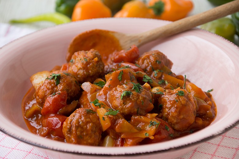 Hackbällchen mit Tomaten-Paprika-Soße