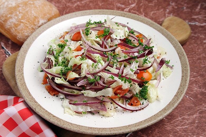 Spitzkohlsalat mit Tomaten