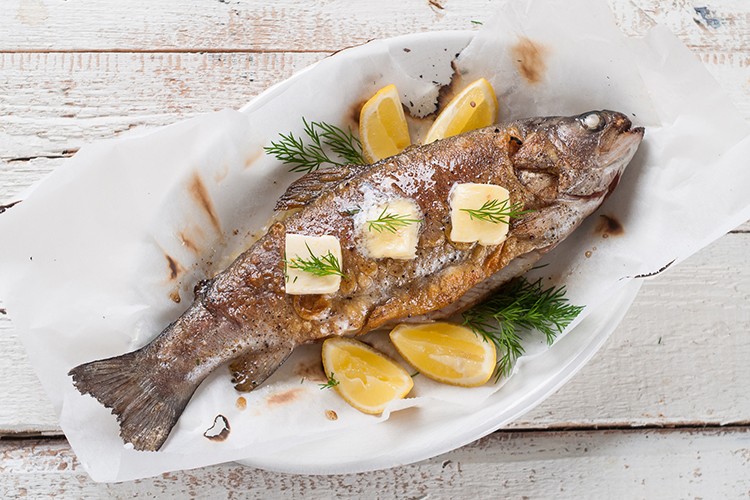 Fisch mit Zitronen-Kräuterbutter
