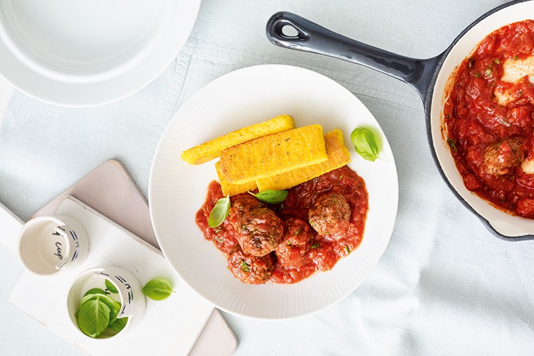 Polentaschnitten mit Hackbällchen und Tomatensauce