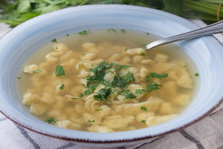 Suppe mit Teigkrumen