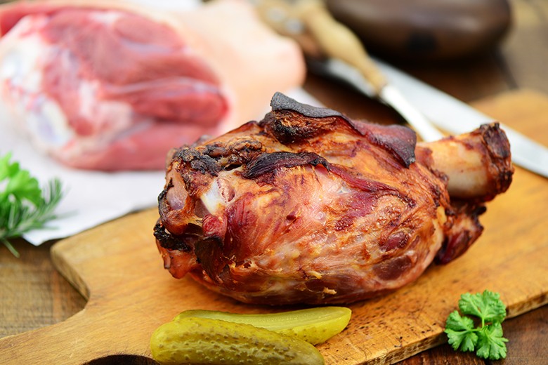 Knusprig gebratene Schweinshaxe