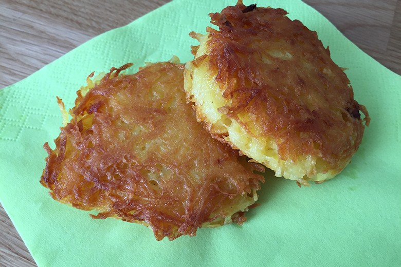 Kartoffelpuffer mit rohen Kartoffeln