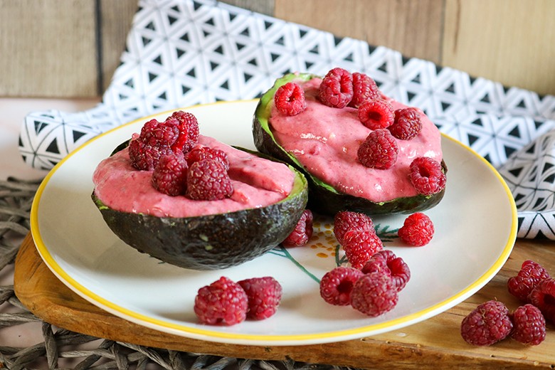 Avocadohälften mit Himbeeren