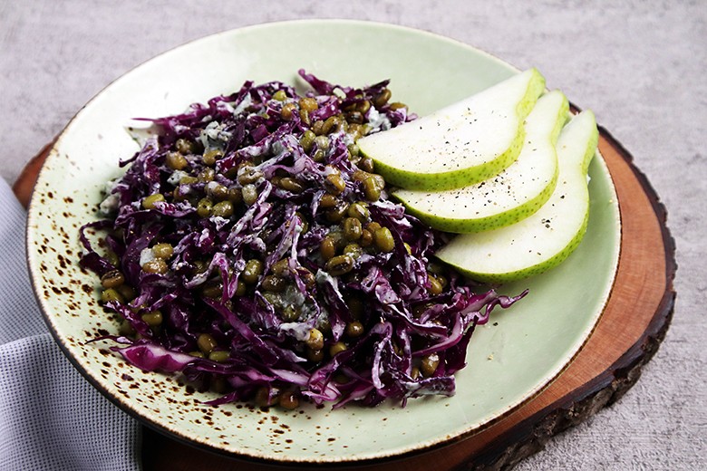 Salat mit Mungobohnen, Rotkohl und Birnen