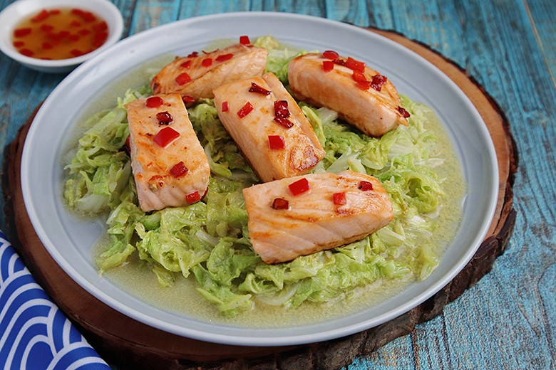 Lachs auf Chinakohl