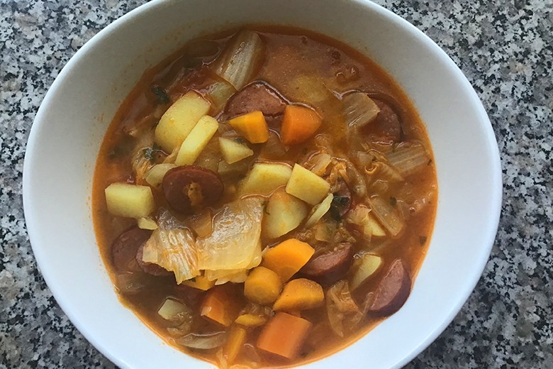 Chinakohl-Eintopf mit Würstchen