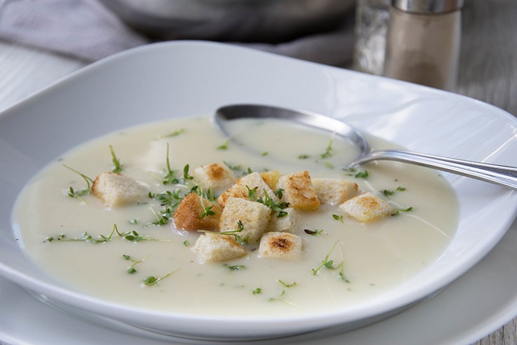 Kressesuppe mit Weißbrotwürfel