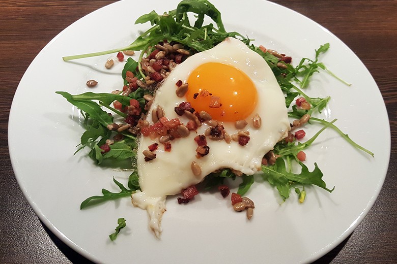 Linsen mit Speck auf Ruccola