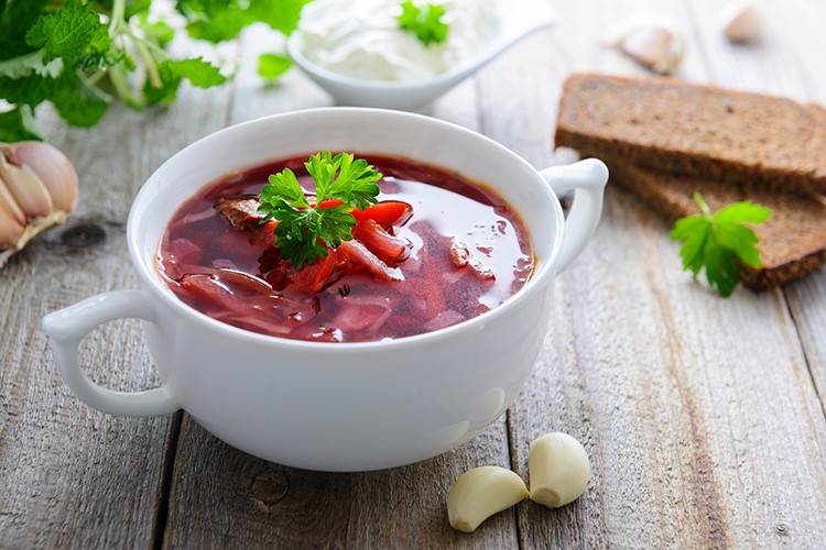 Kohlsuppe mit Rindfleisch und Roter Bete