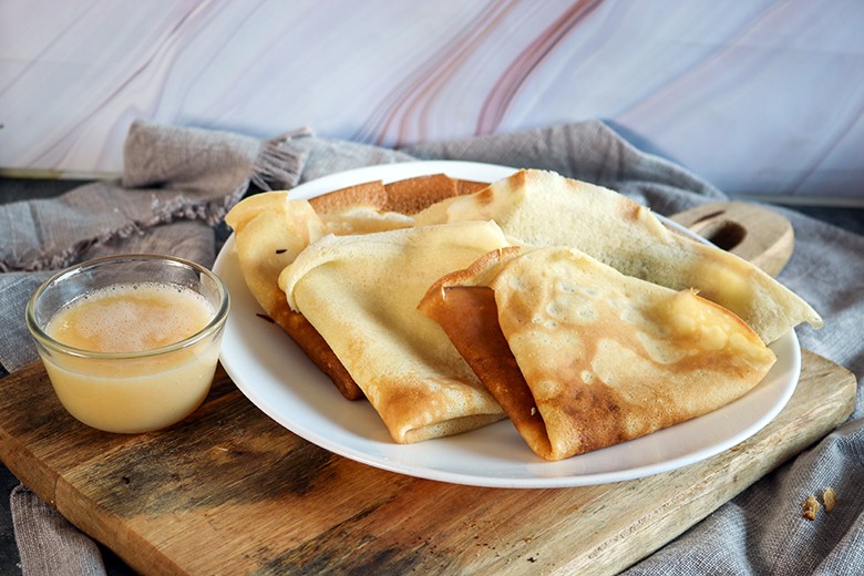 Crêpes mit Weinschaumsauce