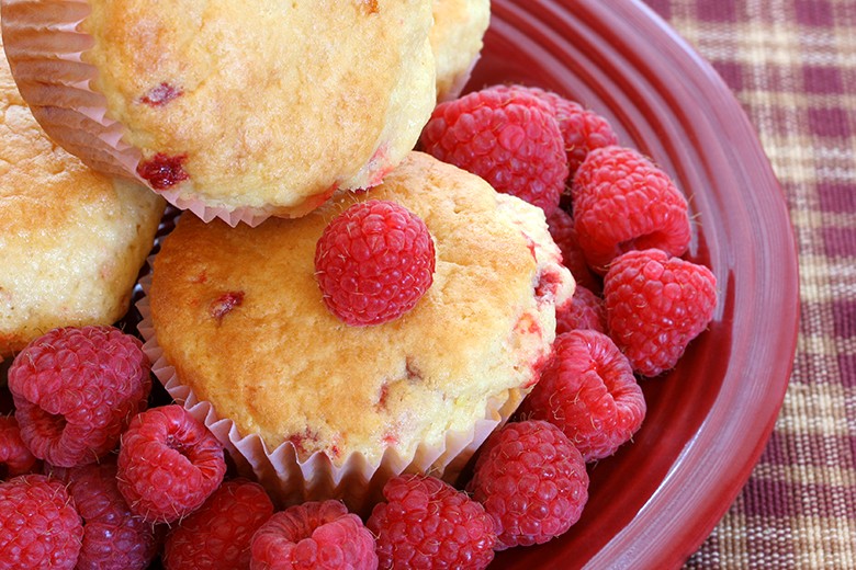 Himbeermuffins mit weißer Schokolade