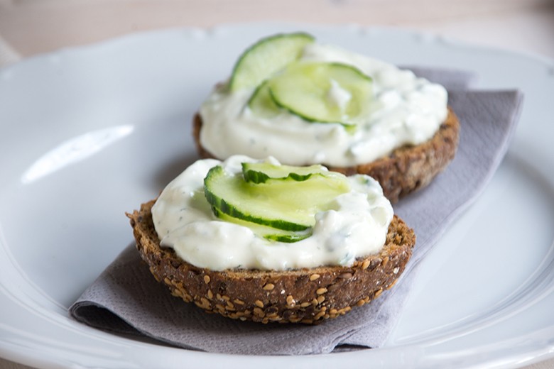 Vollkornbrötchen mit Gurkenaufstrich