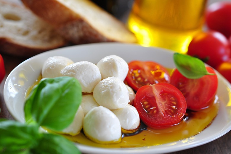 Mozzarella mit Tomaten und Basilikum