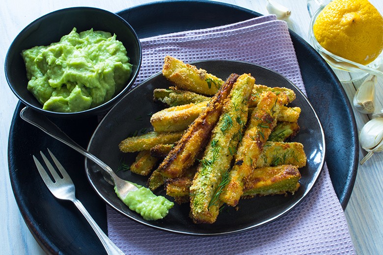 Knusprige Zucchini-Sticks mit Avocado-Dip