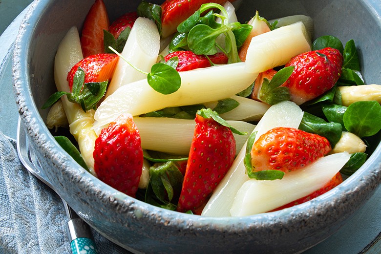 Spargelsalat mit Erdbeeren