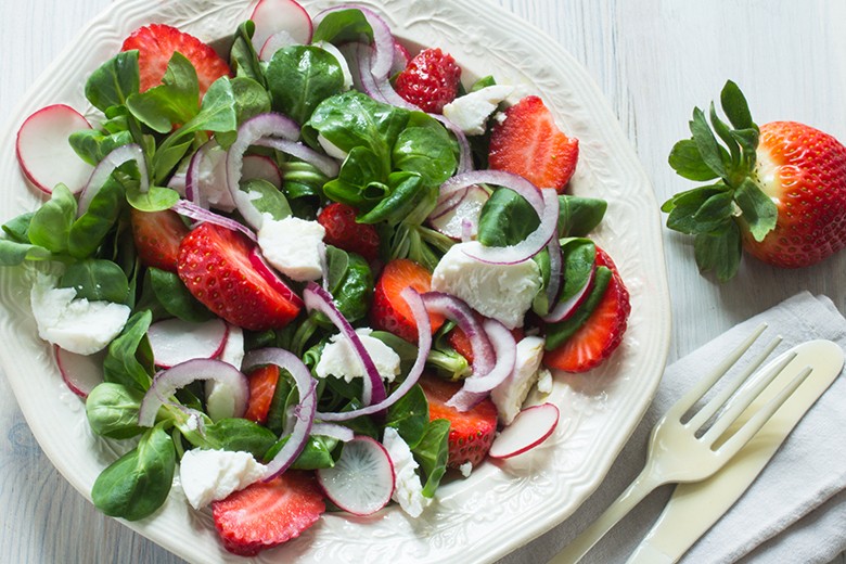 Feldsalat mit Erdbeeren, Radieschen und Chèvre