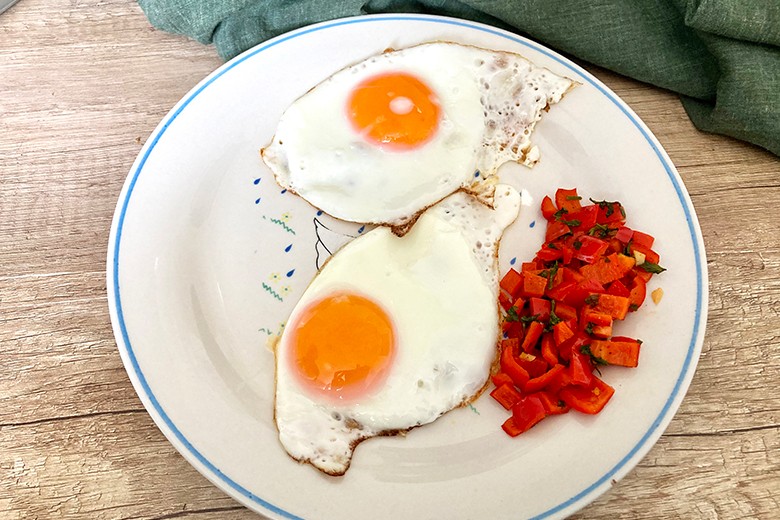 Spiegelei mit Paprika-Gemüse