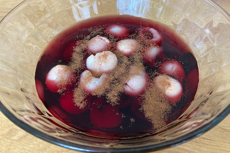 Lychees in rotem Traubensaft