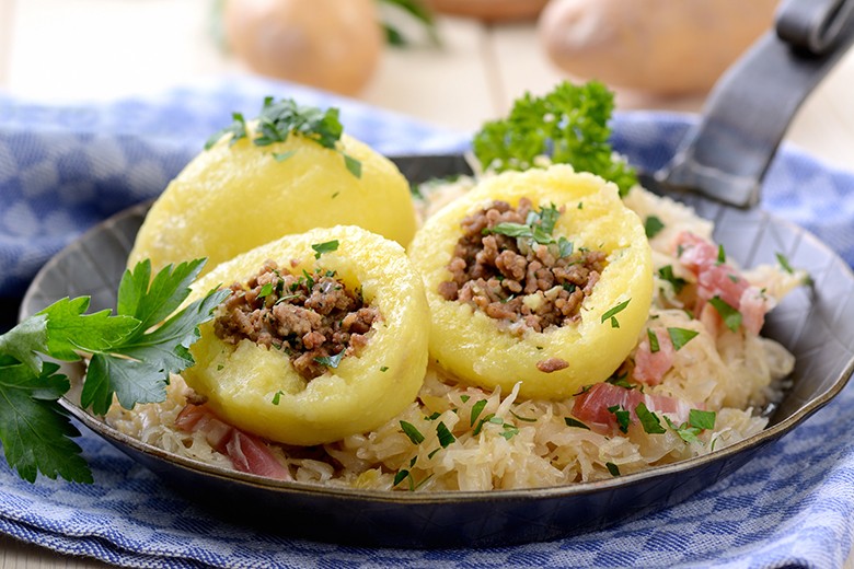Gefüllte Kartoffelknödel mit Speckkraut