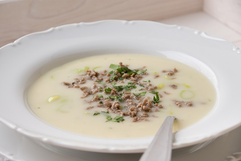 Porreesuppe mit Hackfleisch und Schmelzkäse