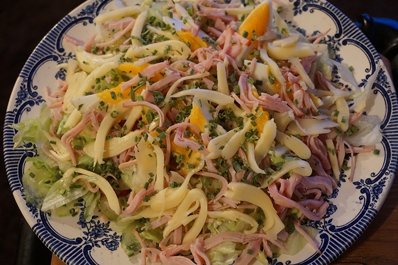 Chefsalat mit Schinken und Käse