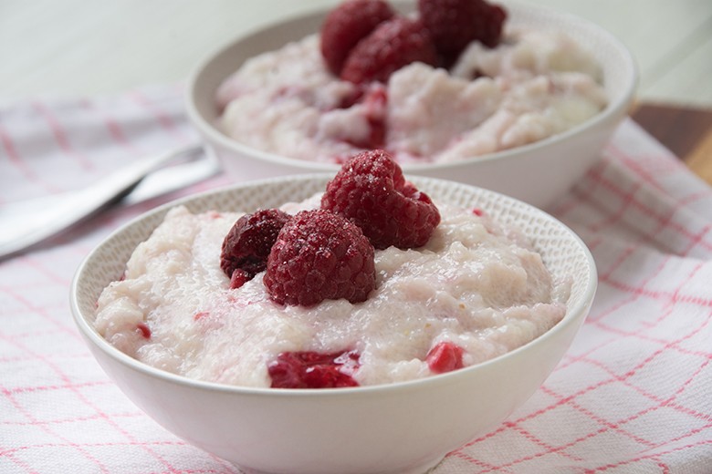 Veganer Grießbrei mit Himbeeren