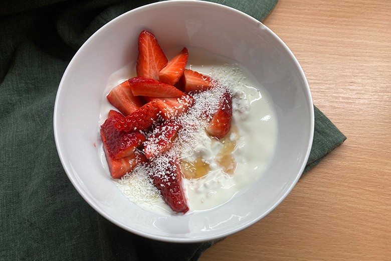 Veganes Frühstück mit Joghurt und Erdbeeren