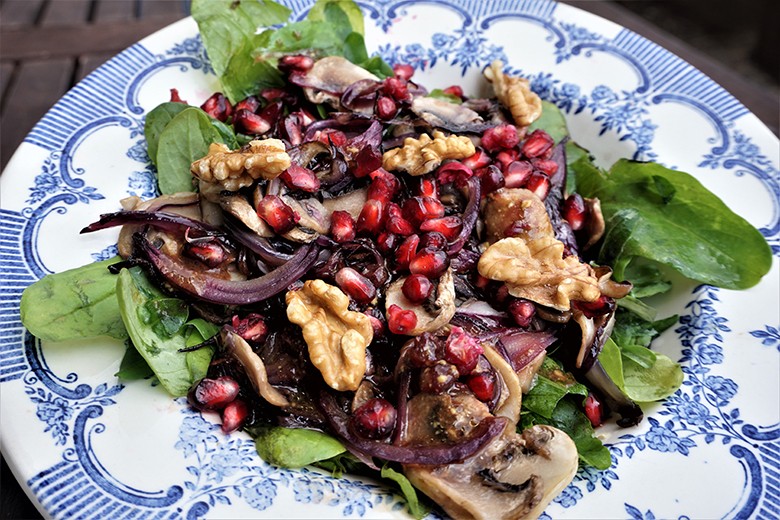 Feldsalat mit Preiselbeervinaigrette