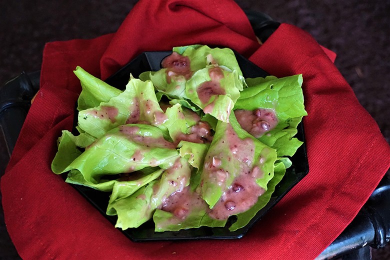 Kopfsalat mit Preiselbeervinaigrette