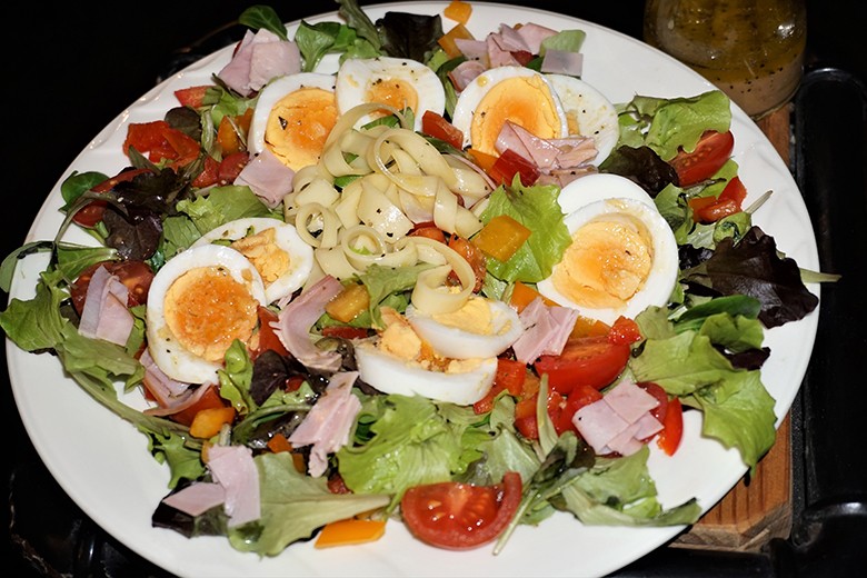 Chefsalat mit Schinken und Ei