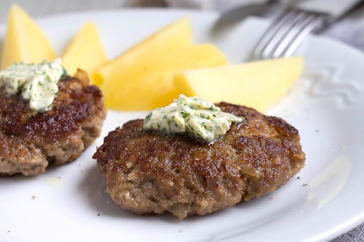 Frikadellen mit Kräuterbutter