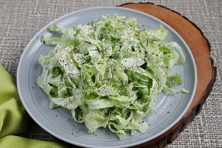 Eisbergsalat mit saurer Sahne