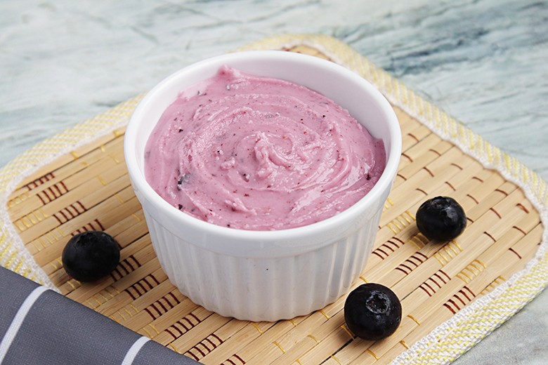 Violetter Zuckerguss aus Blaubeeren