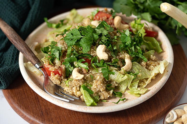 Eisbergsalat mit Quinoa und Tomaten