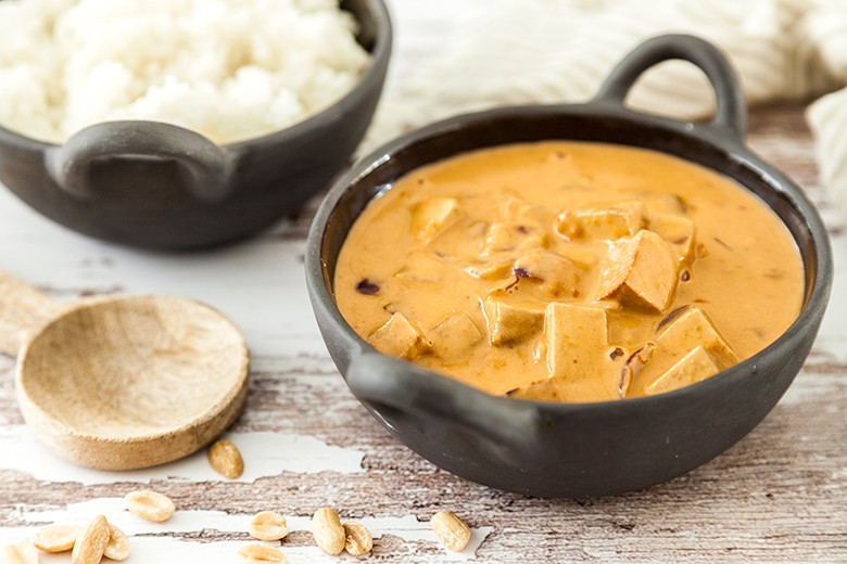 Herzhafte Erdnusssauce mit Räuchertofu