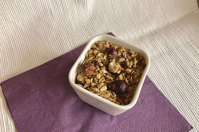 Gebackenes Müsli mit Haselnüssen