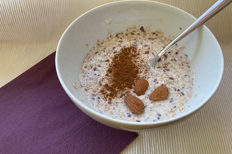 Gesunder Müslimix mit Mandeln und Datteln