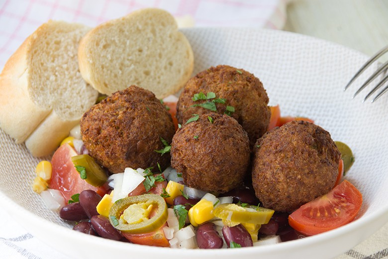 Hackbällchen auf Maissalat