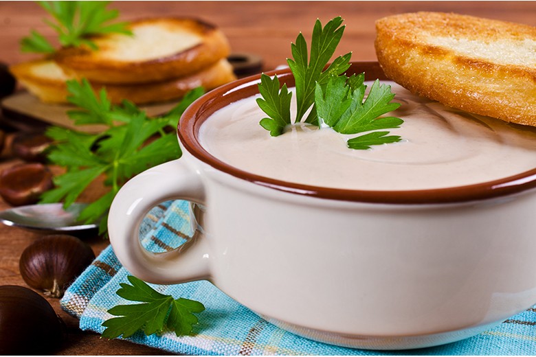 Kastaniencremesuppe mit Crème fraîche