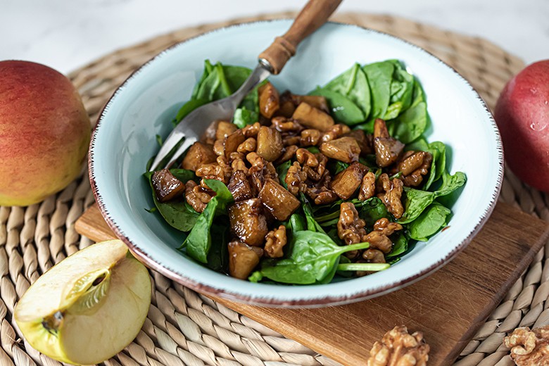 Salat mit Apfel und Walnüssen